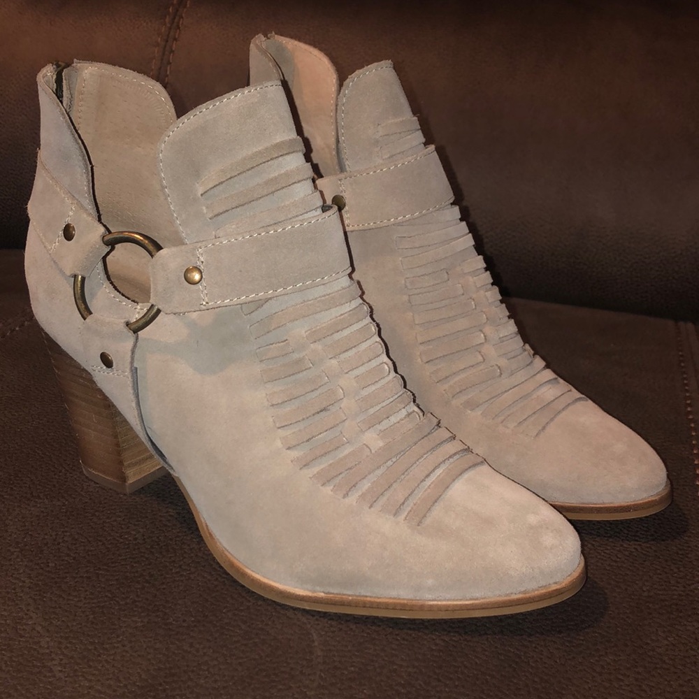 - Booties 👢 - Picture 5 of 7